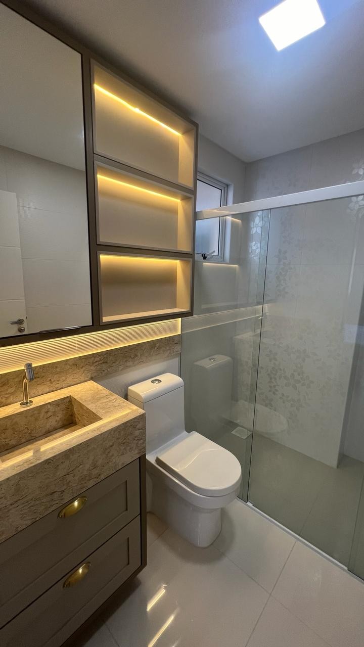 Apartamento Pronto Mobiliado em Itapema/SC no bairro Meia Praia, com 268m², 4suítes e 2vagas de gragem. Ótima localização a 400m do mar. Investimento.