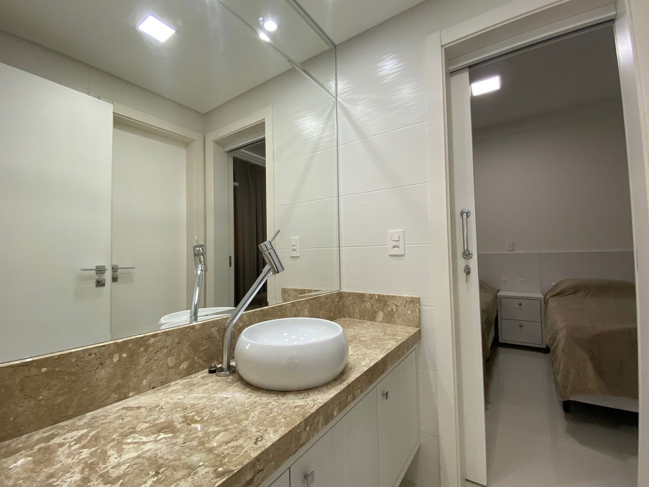 Venda de Apartamento Pronto de Luxo na Meia Praia, Itapema-SC: 4 Quartos, 3 Suítes, 4 Banheiros, 3 Vagas de Garagem!