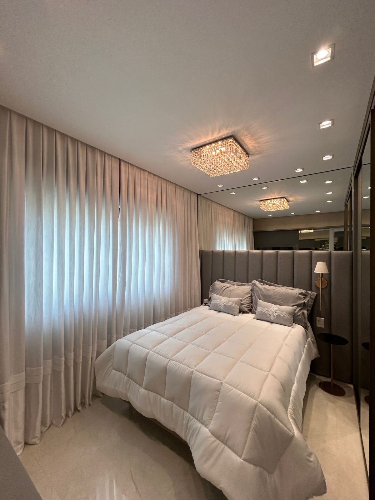 Apartamento Frente Mar Pronto Mobiliado em Itapema/SC no bairro Meia Praia,Localização Privilegiada, 180m² com 4 suítes e 4 vagas de garagem. Investir