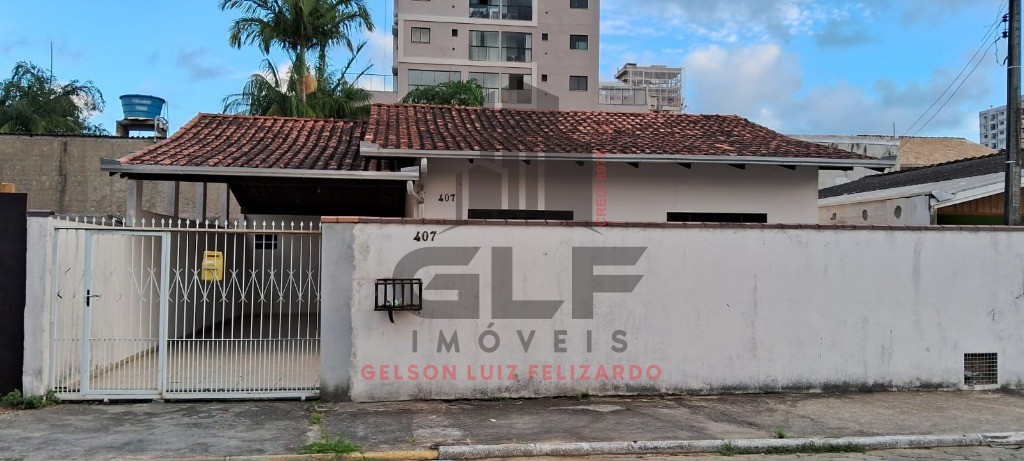 Casa a venda em Itapema/SC com 160m² área privativa sendo 2 dormitórios, 1 vaga de garagem, casa bem localizada