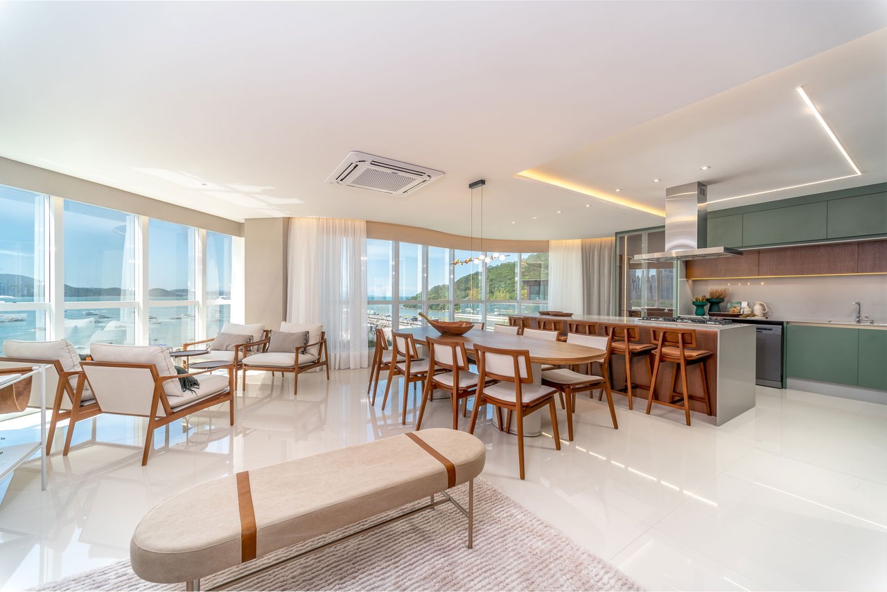 Apartamento de Luxo pronto à Venda no Centro de Balneário Camboriú-SC: 4 Quartos, 4 Suítes, 5 Banheiros, 4 Vagas de Garagem, 237m² de Área