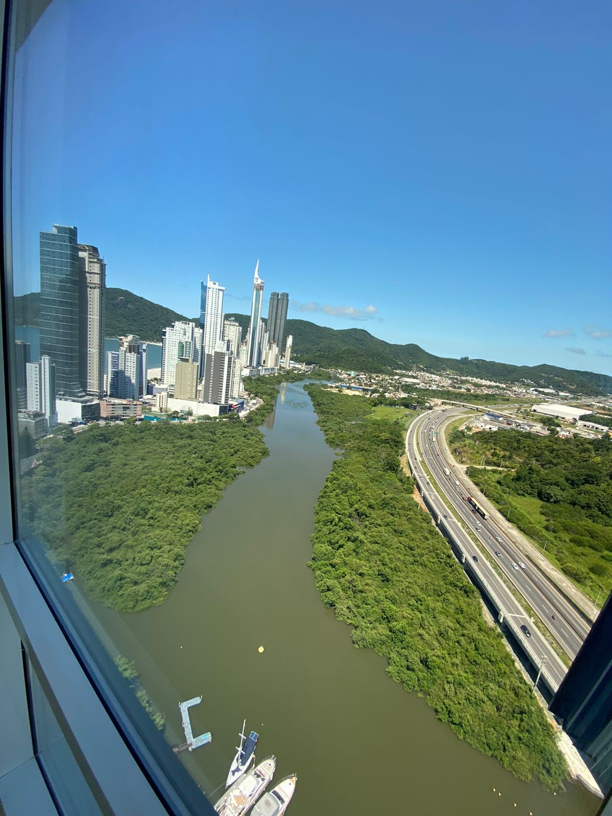 Imperdível! Apartamento de Luxo Pronto na Barra Sul, Balneário Camboriú-SC: 4 suítes, 3 vagas, 220,79m². Agende sua visita!