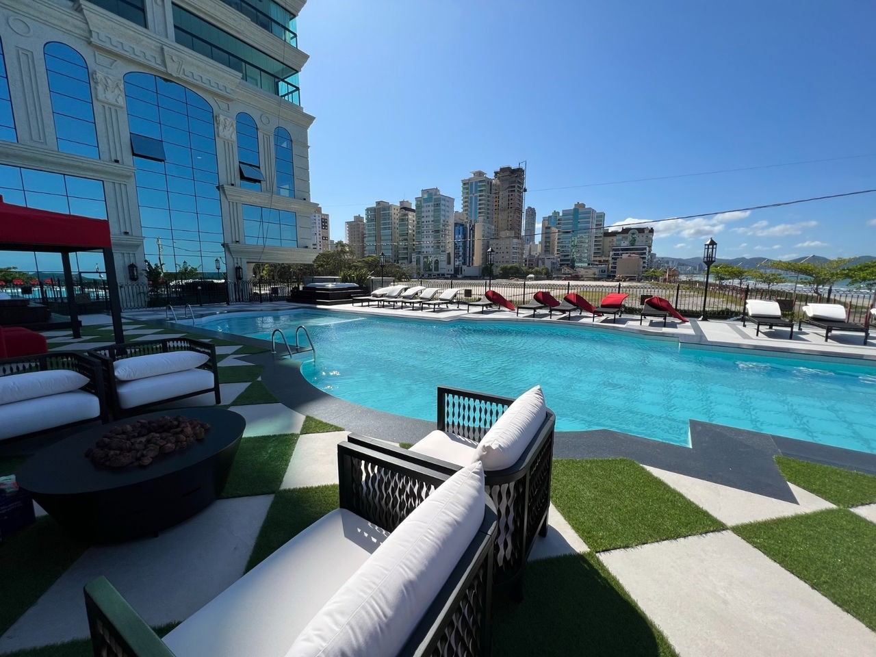 Apartamento Frente Mar Pronto Mobiliado em Itapema/SC no bairro Meia Praia,Localização Privilegiada, 180m² com 4 suítes e 4 vagas de garagem. Investir