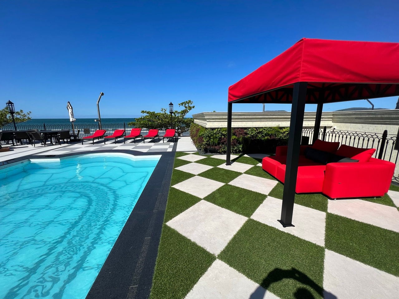 Apartamento de Luxo Frente Mar Pronto Para Morar em Itapema/SC, bairro Meia Praia. 180m², 4 suítes e 3 vagas de garagem. Localização privilegiada.