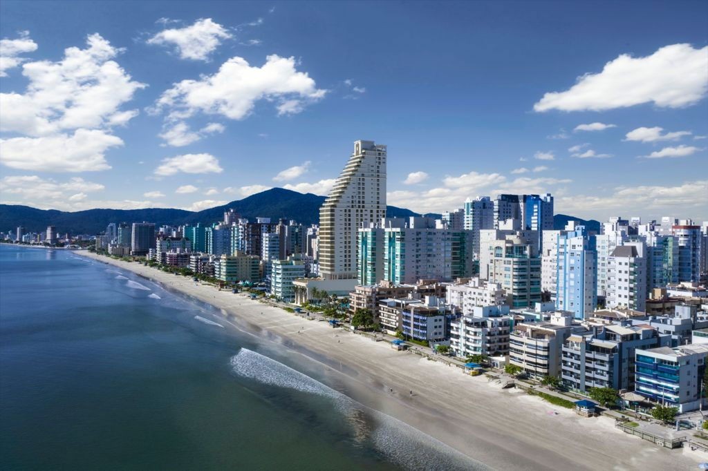 Apartamento em Construção na cidade de Itapema/SC na Meia Praia, com 252m², 4 suítes e 3 vagas de garagem. Localização privilegiada a penas 50m do mar