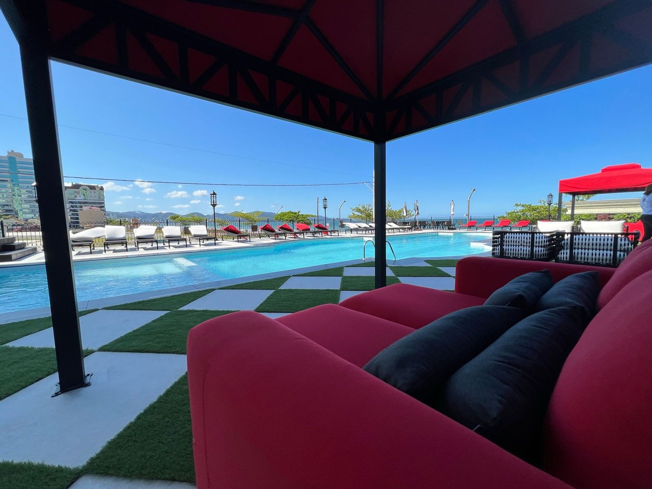 Apartamento de Luxo Frente Mar Pronto Para Morar em Itapema/SC, bairro Meia Praia. 180m², 4 suítes e 3 vagas de garagem. Localização privilegiada.