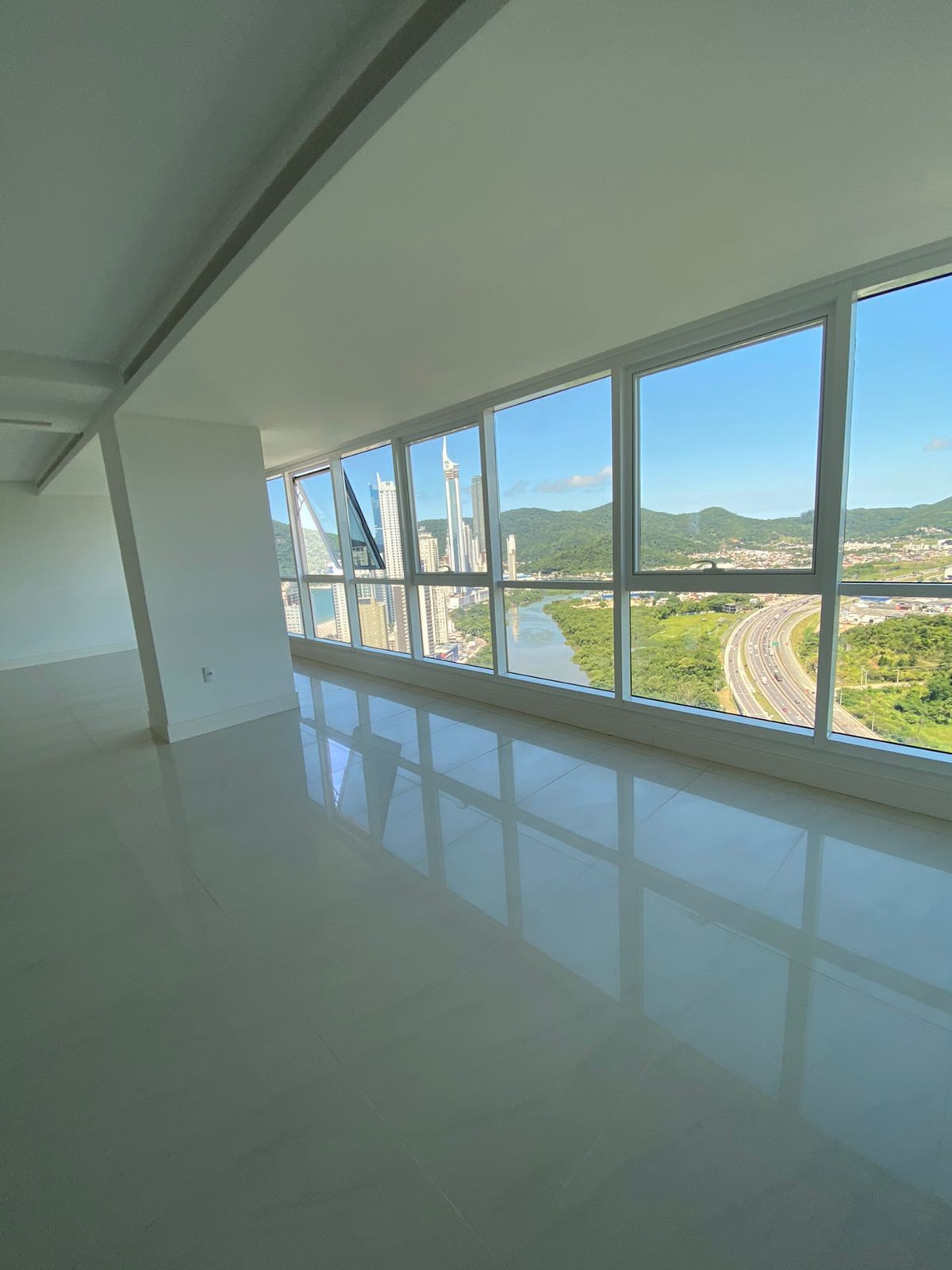 Imperdível! Apartamento de Luxo Pronto na Barra Sul, Balneário Camboriú-SC: 4 suítes, 3 vagas, 220,79m². Agende sua visita!