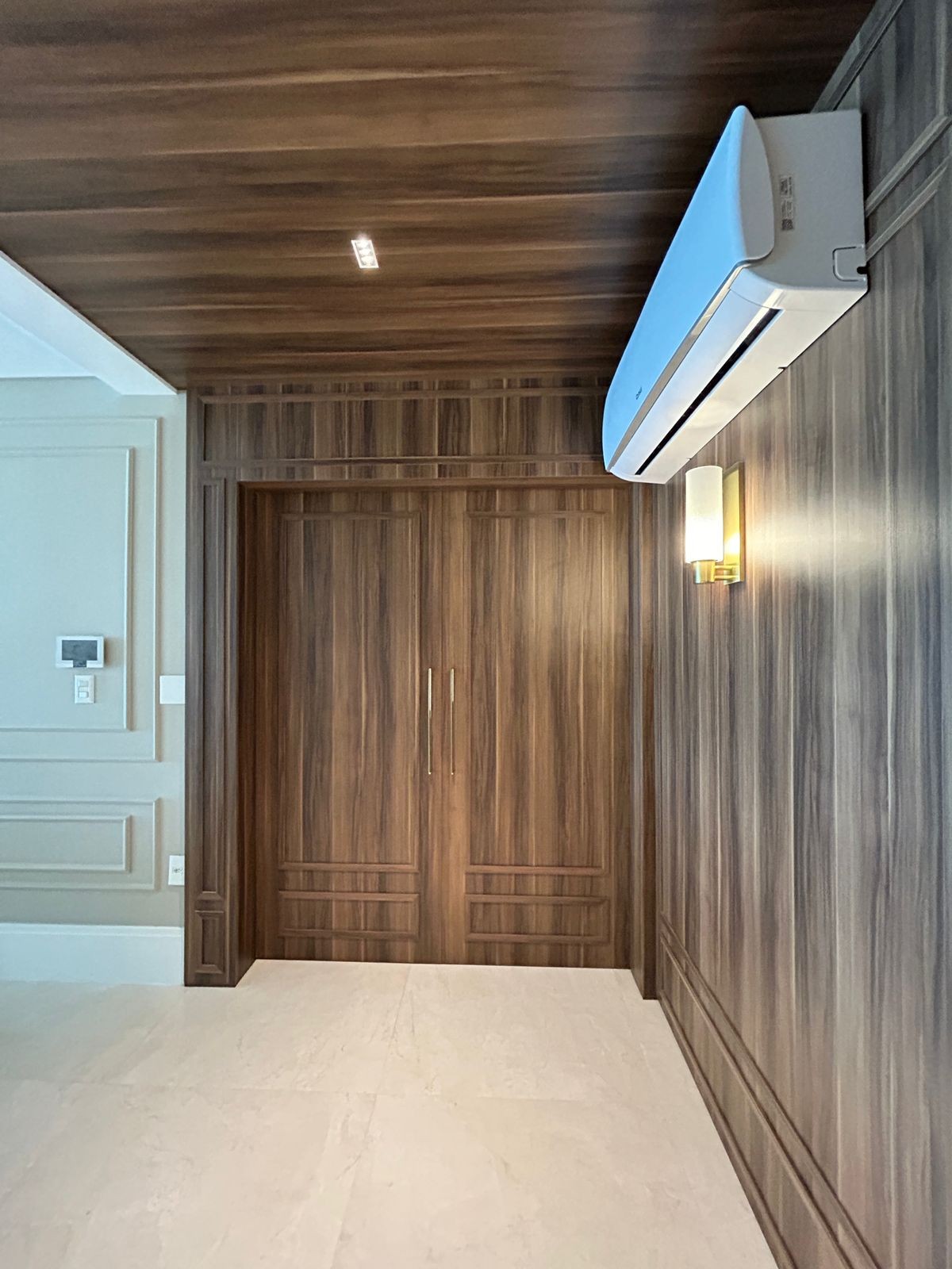 Apartamento Frente Mar Pronto Mobiliado em Itapema/SC no bairro Meia Praia,Localização Privilegiada, 180m² com 4 suítes e 4 vagas de garagem. Investir