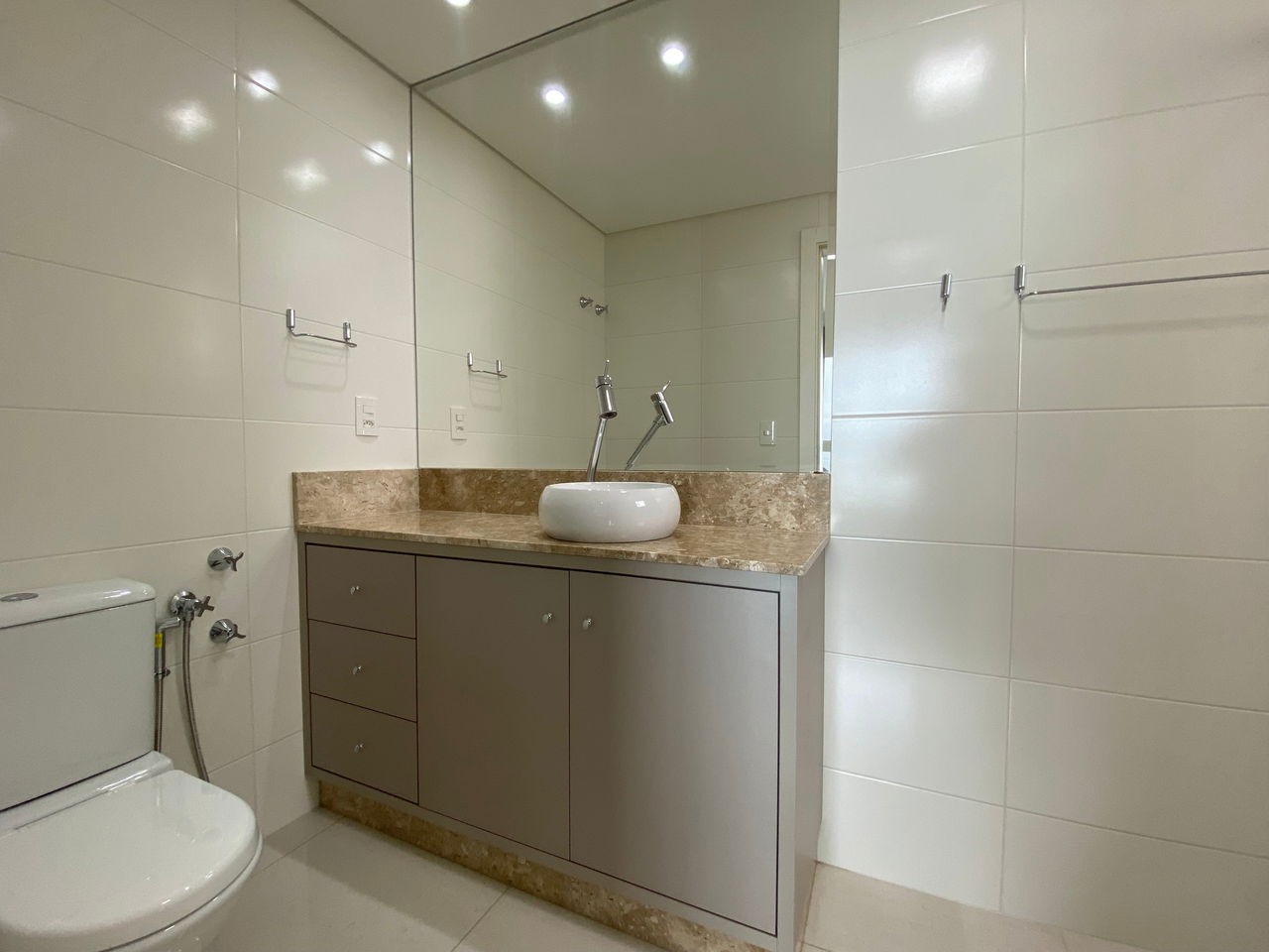 Venda de Apartamento Pronto de Luxo na Meia Praia, Itapema-SC: 4 Quartos, 3 Suítes, 4 Banheiros, 3 Vagas de Garagem!