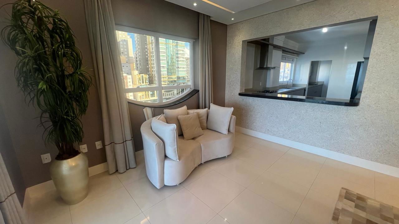 Apartamento Pronto Mobiliado em Itapema/SC no bairro Meia Praia, com 268m², 4suítes e 2vagas de gragem. Ótima localização a 400m do mar. Investimento.
