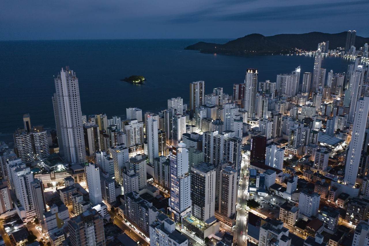 Maravilhoso apartamento Pronto à venda no Centro de Balneário Camboriú-SC, com 4 quartos, 4 suítes, 1 banheiro, 4 vagas de garagem e 379,35m² de área.