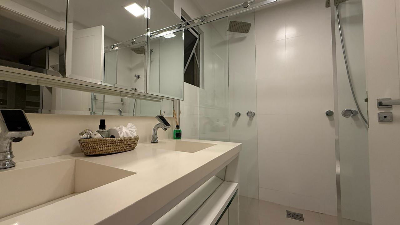 Apartamento Pronto Para morar em Balneário Camboriú/SC com 300m² área privativa sendo 4 suítes, 5 vagas de garagem, lazer completo