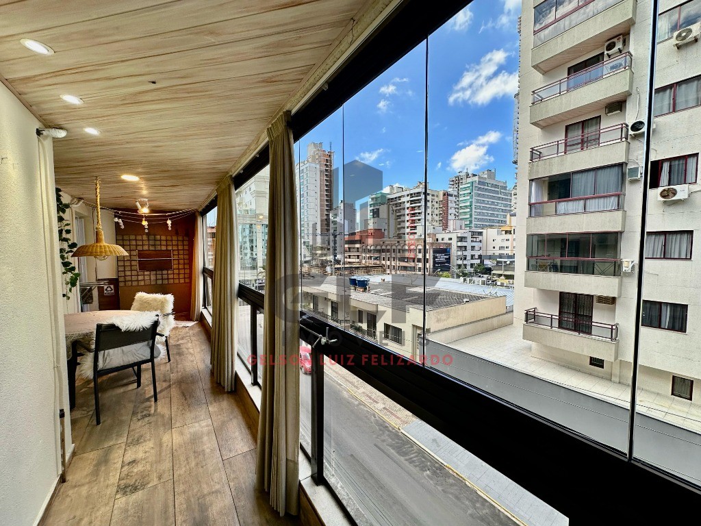 Apartamento Alto Padrão Mobiliado na cidade de Itapema/SC no bairro Meia Praia, 3 dormitórios 1 suíte e 1 Vaga de garagem. Bem localizado. Investir