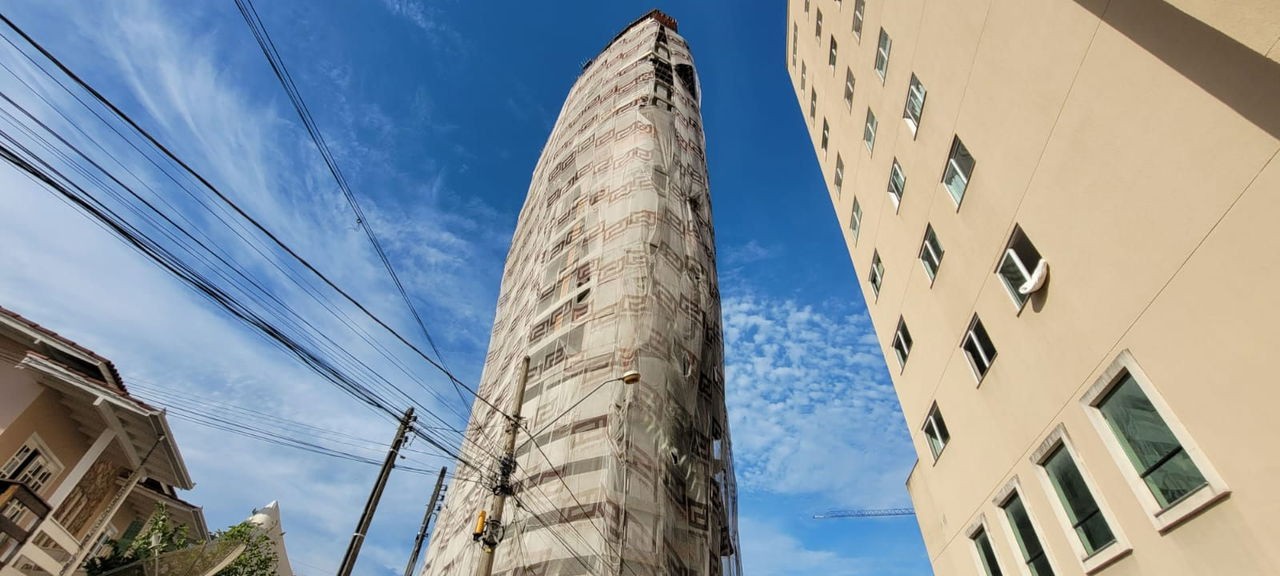 Apartamento em Construção na cidade de Itapema/SC no bairro Meia Praia, 1 dormitório e 1 Vaga de garagem. Bem localizado. Investir
