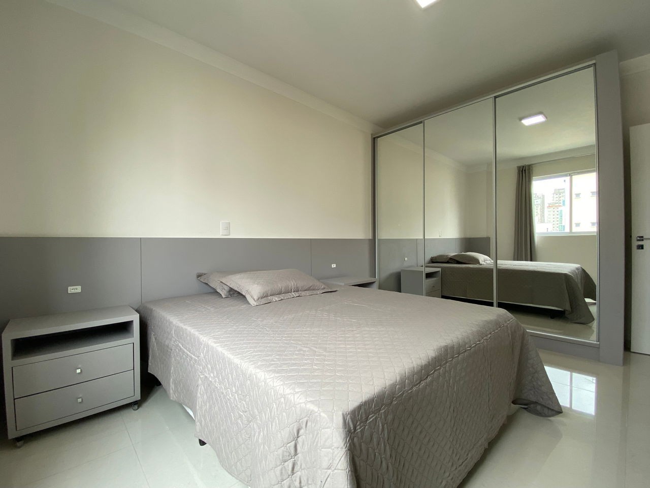 Venda de Apartamento Pronto de Luxo na Meia Praia, Itapema-SC: 4 Quartos, 3 Suítes, 4 Banheiros, 3 Vagas de Garagem!