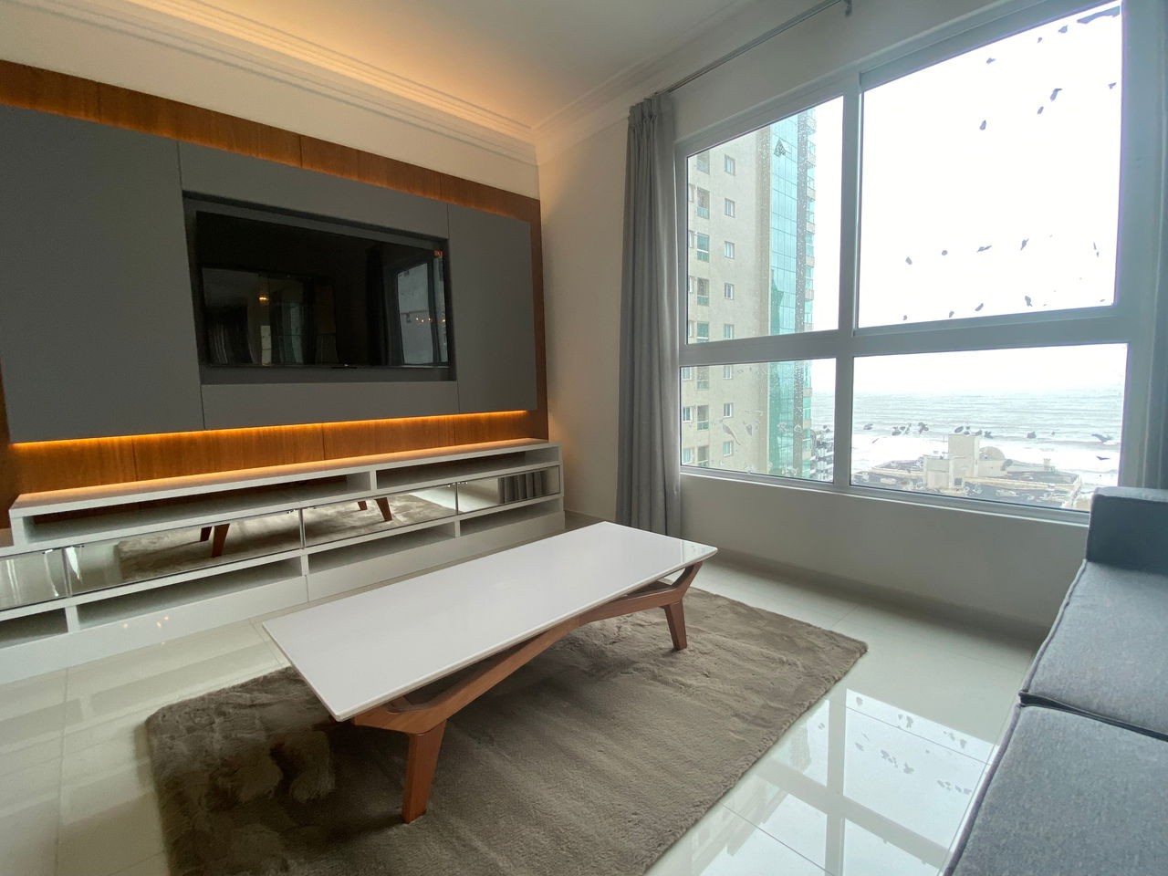 Venda de Apartamento Pronto de Luxo na Meia Praia, Itapema-SC: 4 Quartos, 3 Suítes, 4 Banheiros, 3 Vagas de Garagem!