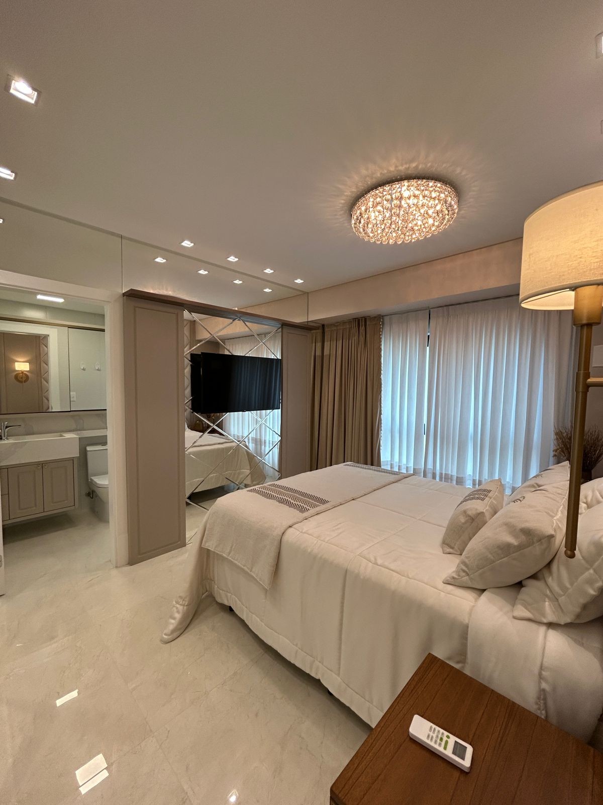 Apartamento Frente Mar Pronto Mobiliado em Itapema/SC no bairro Meia Praia,Localização Privilegiada, 180m² com 4 suítes e 4 vagas de garagem. Investir