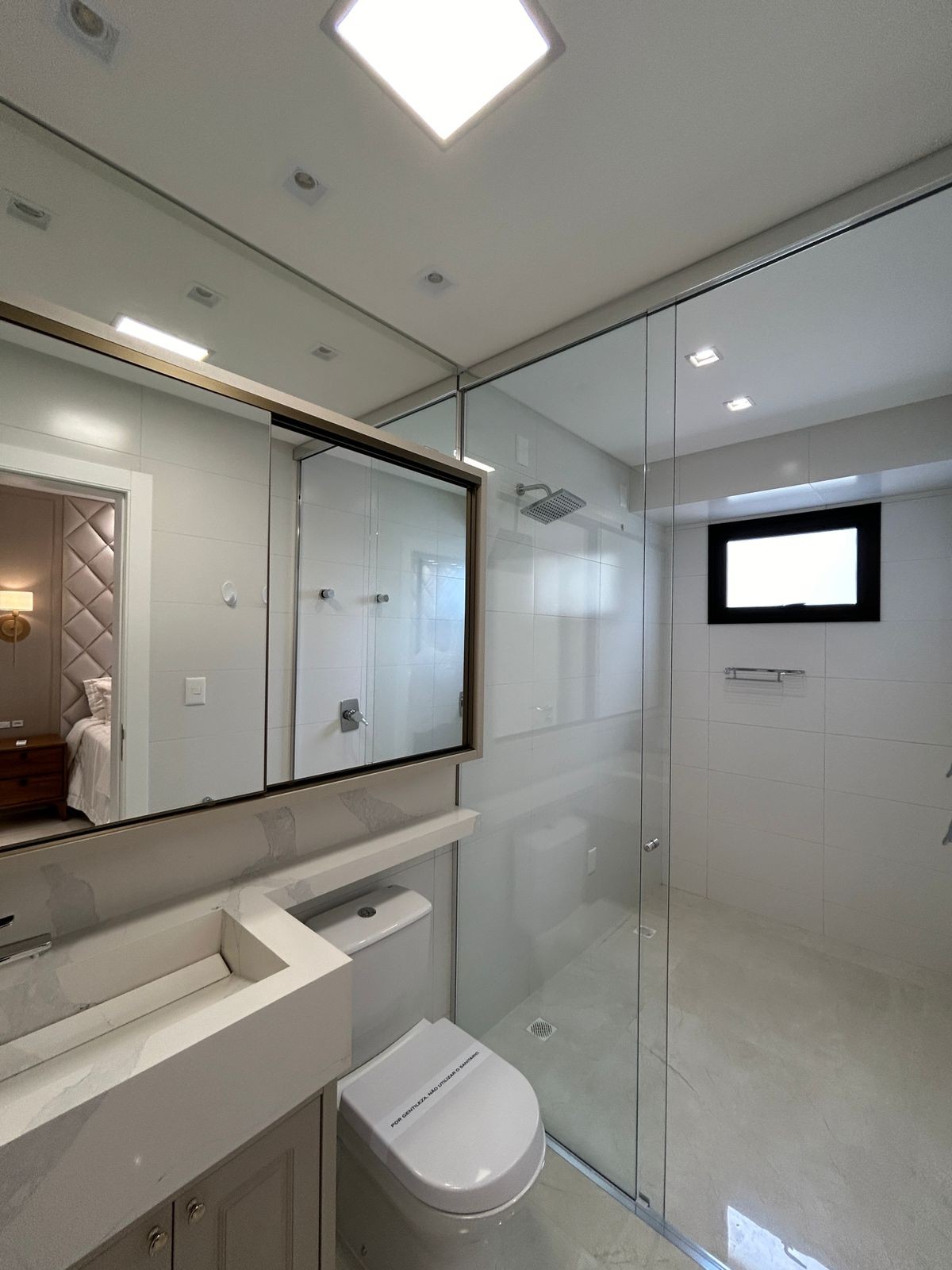 Apartamento Frente Mar Pronto Mobiliado em Itapema/SC no bairro Meia Praia,Localização Privilegiada, 180m² com 4 suítes e 4 vagas de garagem. Investir