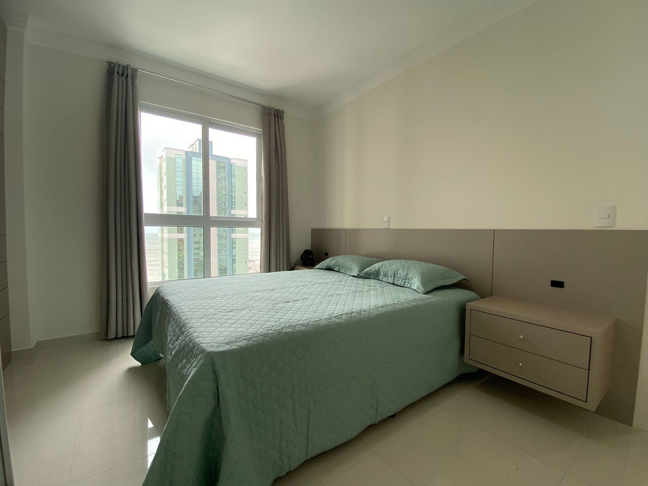 Venda de Apartamento Pronto de Luxo na Meia Praia, Itapema-SC: 4 Quartos, 3 Suítes, 4 Banheiros, 3 Vagas de Garagem!