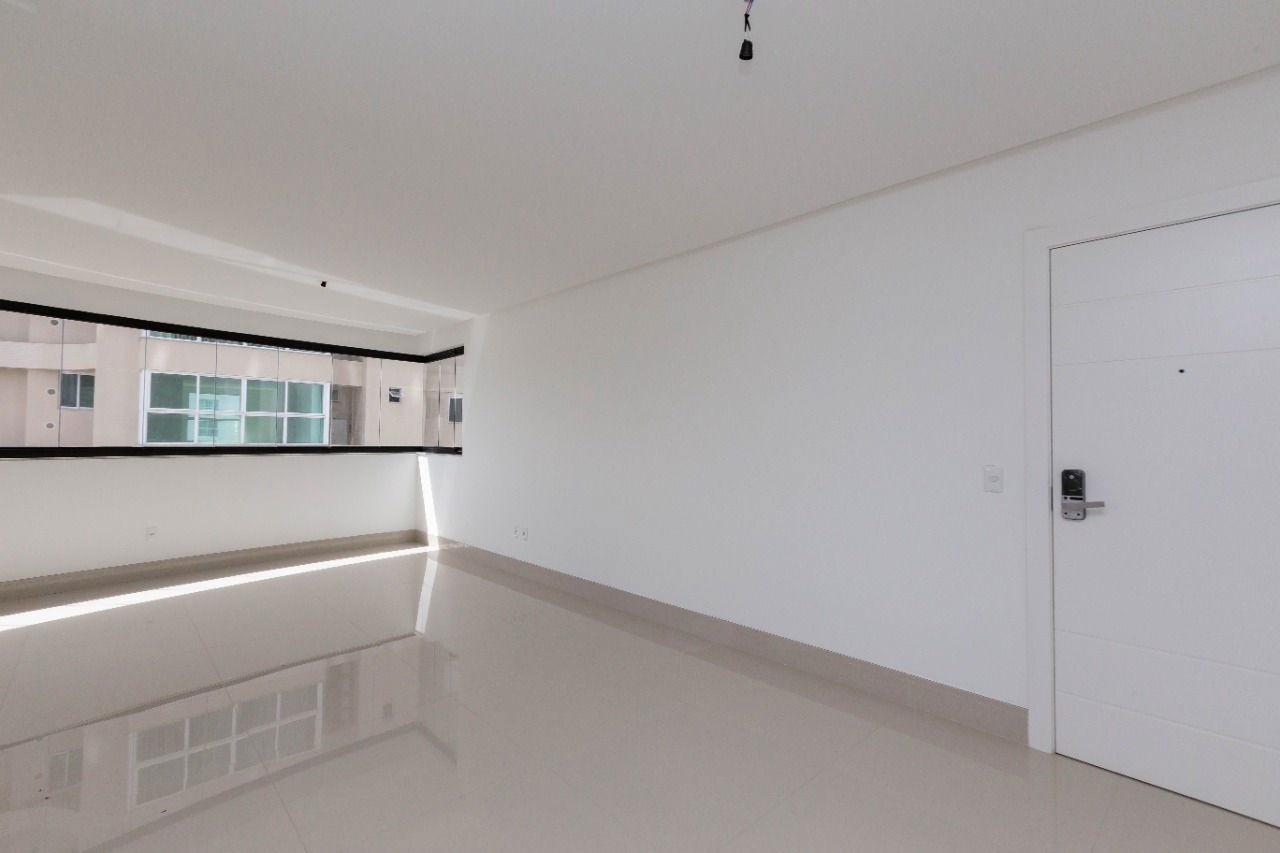 Apartamento de luxo Pronto na cidade de Balneário Camboriú/SC, no bairro Centro, com 4 Suítes e 3 Vagas de Garagem. Localização Privilegiada.