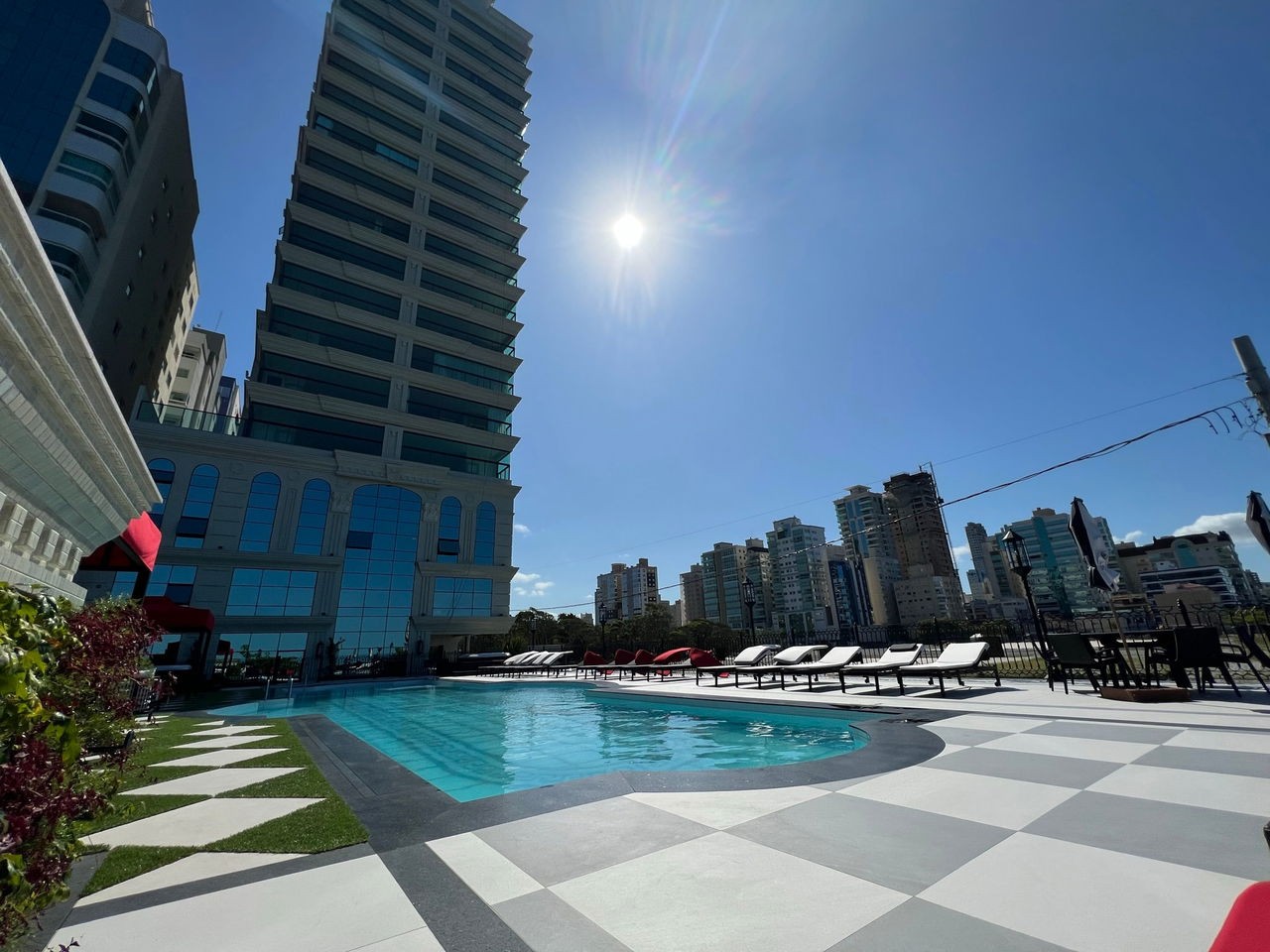 Apartamento de Luxo Frente Mar Pronto Para Morar em Itapema/SC, bairro Meia Praia. 180m², 4 suítes e 3 vagas de garagem. Localização privilegiada.