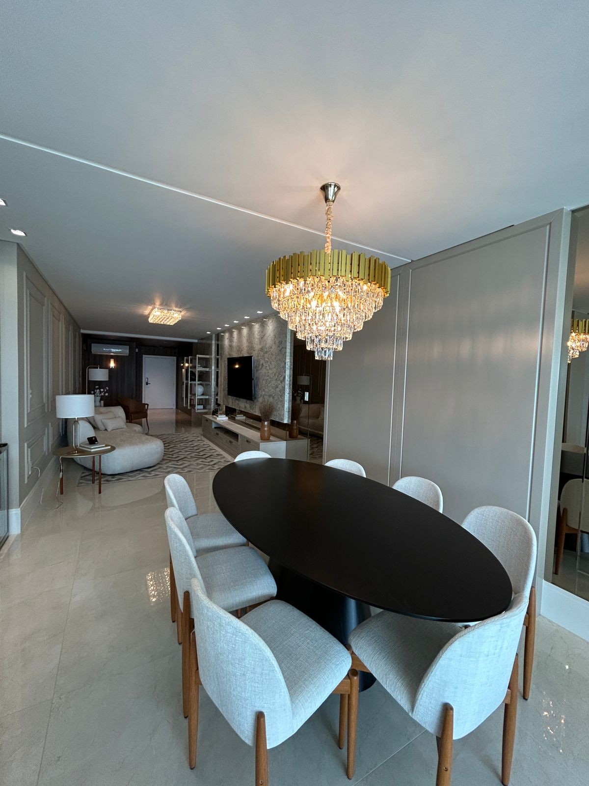 Apartamento Frente Mar Pronto Mobiliado em Itapema/SC no bairro Meia Praia,Localização Privilegiada, 180m² com 4 suítes e 4 vagas de garagem. Investir