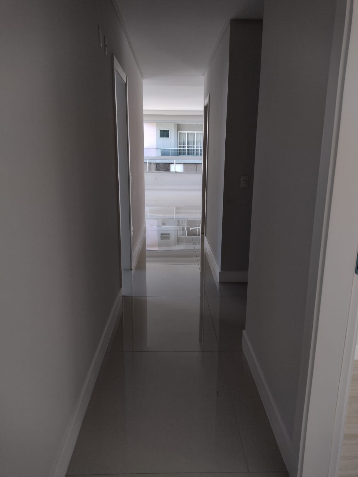 Apartamento de Luxo Pronto no Centro de Balneário Camboriú-SC: 3 suítes, 4 banheiros, 3 vagas de garagem, 145,82m² de área.