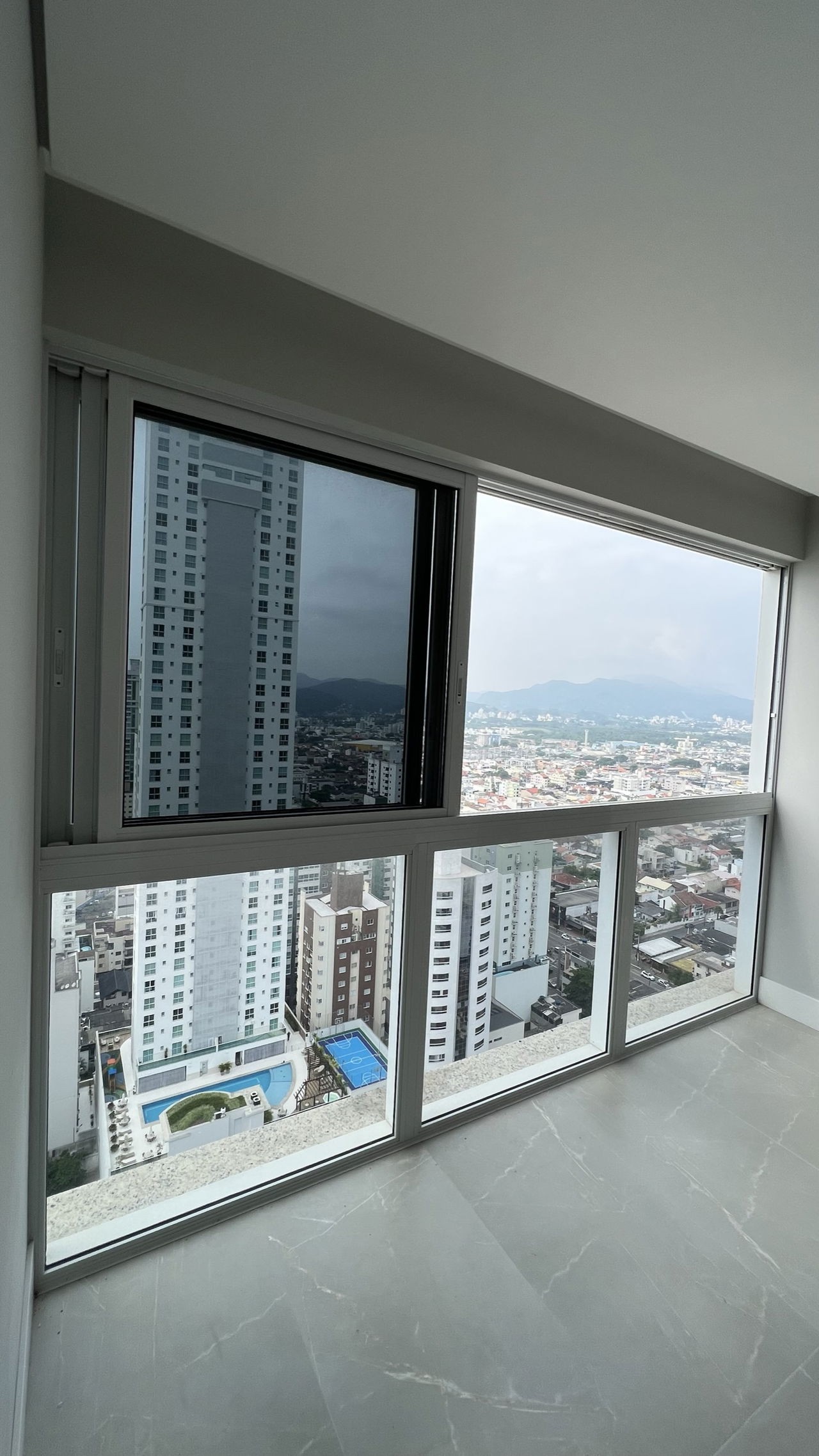 Apartamento Pronto para Morar em Balneário Camboriú, Centro com 143,72m² área privativa, com 4 dormitórios sendo 2 suítes, 2 vagas de garagem