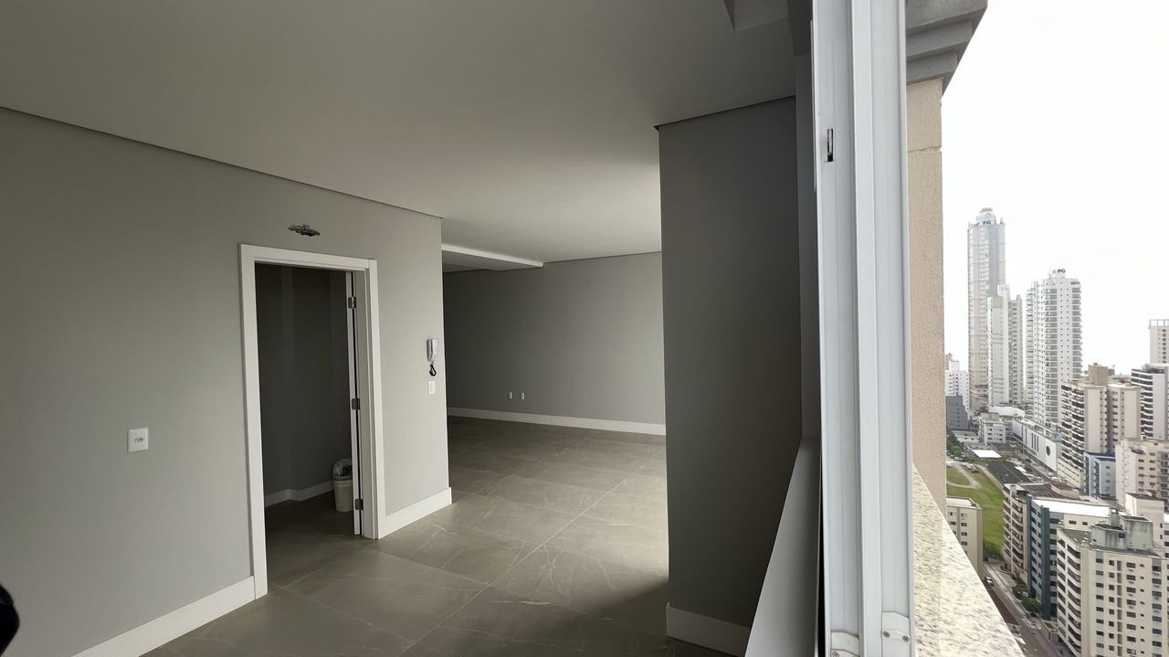 Apartamento Pronto para Morar em Balneário Camboriú, Centro com 143,72m² área privativa, com 4 dormitórios sendo 2 suítes, 2 vagas de garagem