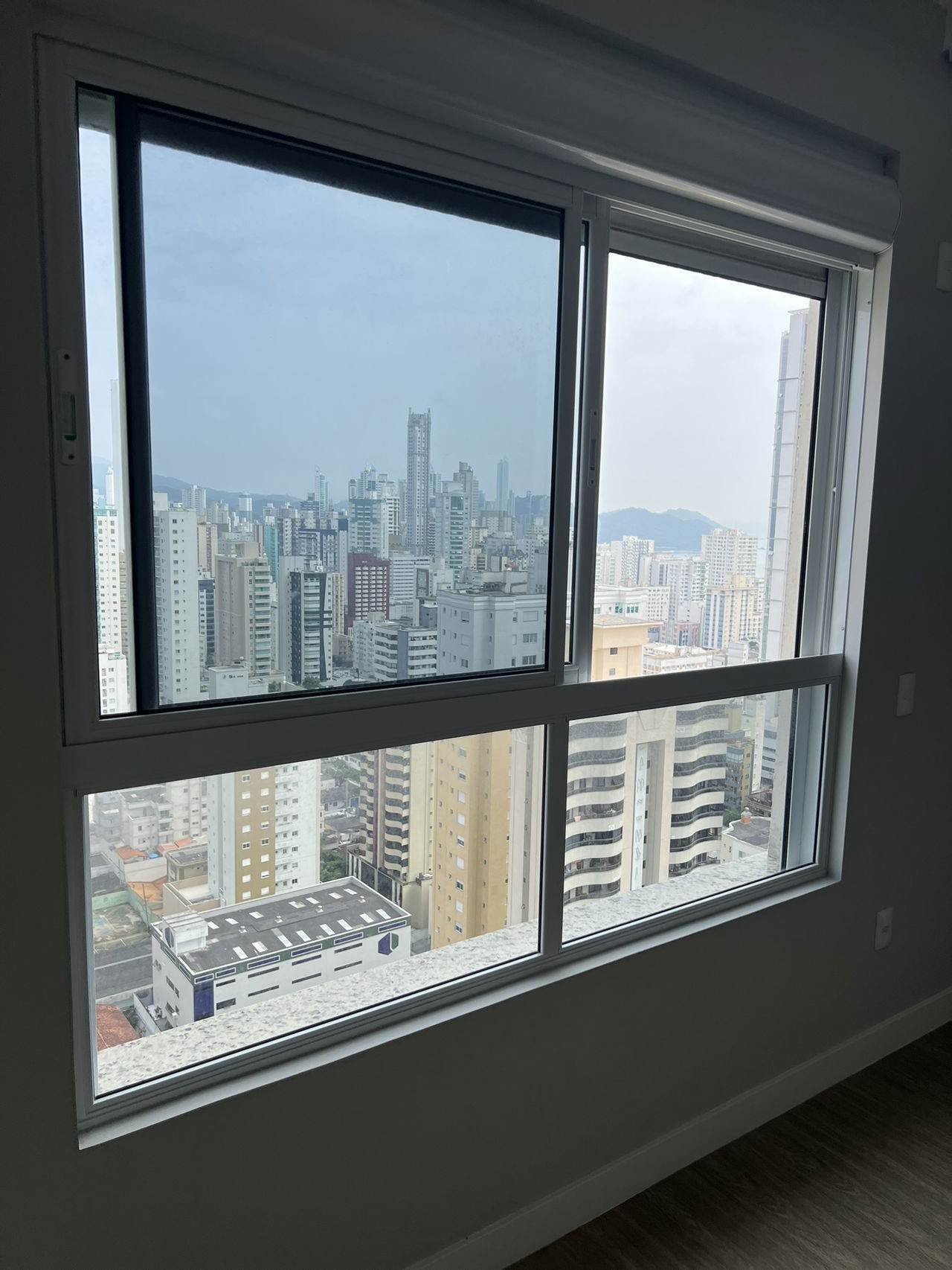 Apartamento Pronto para Morar em Balneário Camboriú, Centro com 143,72m² área privativa, com 4 dormitórios sendo 2 suítes, 2 vagas de garagem