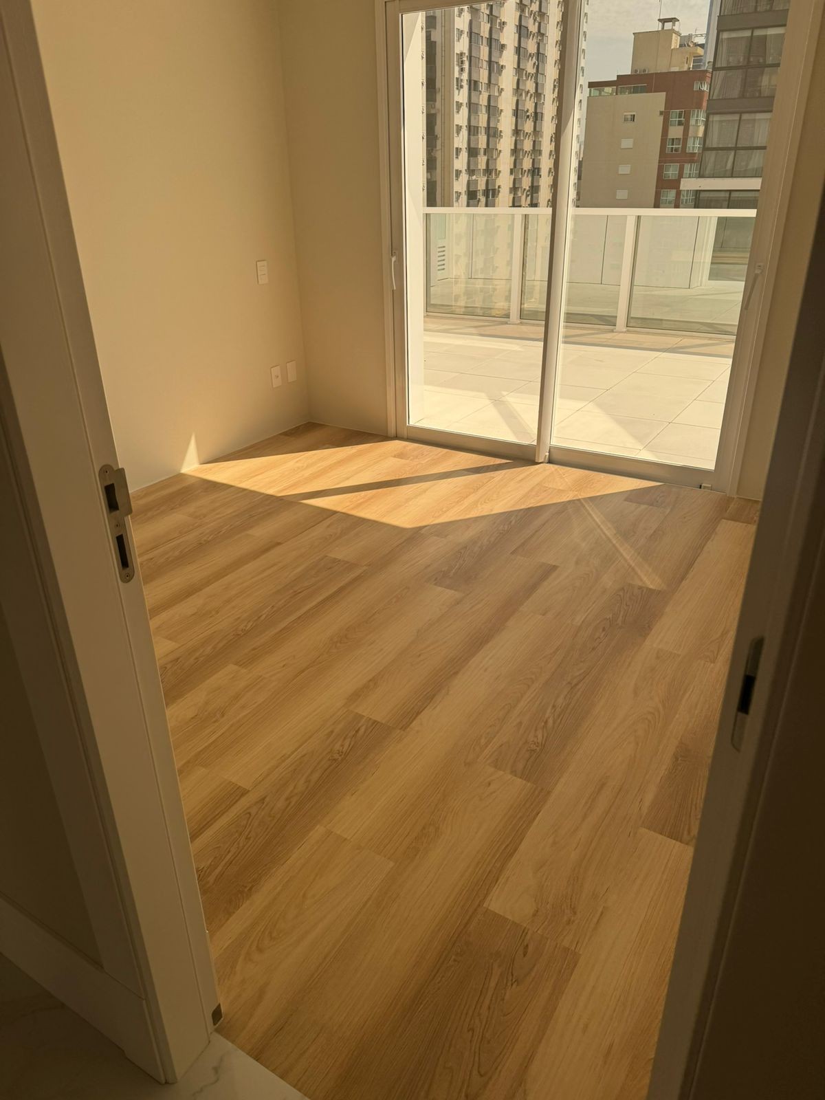 Apartamento Pronto em Balneário Camboriú/SC Centro com 4 suítes 3 vagas de garagem, área de lazer completa