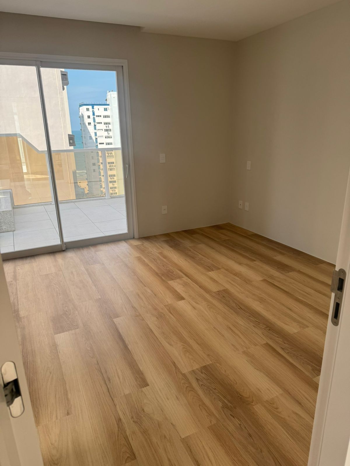 Apartamento Pronto em Balneário Camboriú/SC Centro com 4 suítes 3 vagas de garagem, área de lazer completa