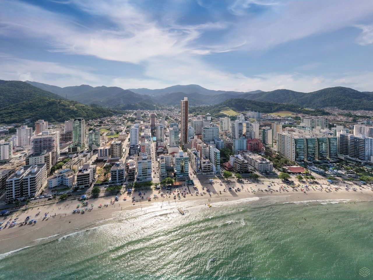 Apartamento em construção em itapema/sc com 219,24m² área pr