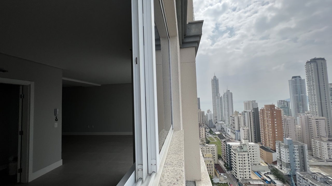 Apartamento Pronto para Morar em Balneário Camboriú, Centro com 143,72m² área privativa, com 4 dormitórios sendo 2 suítes, 2 vagas de garagem