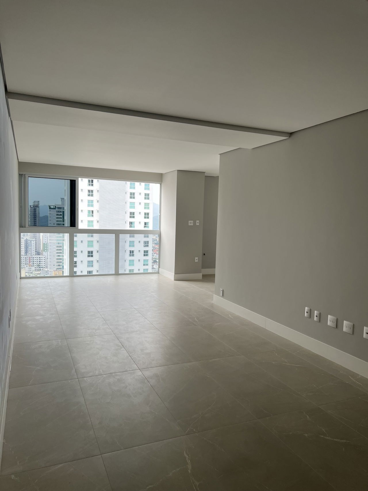 Apartamento Pronto para Morar em Balneário Camboriú, Centro com 143,72m² área privativa, com 4 dormitórios sendo 2 suítes, 2 vagas de garagem