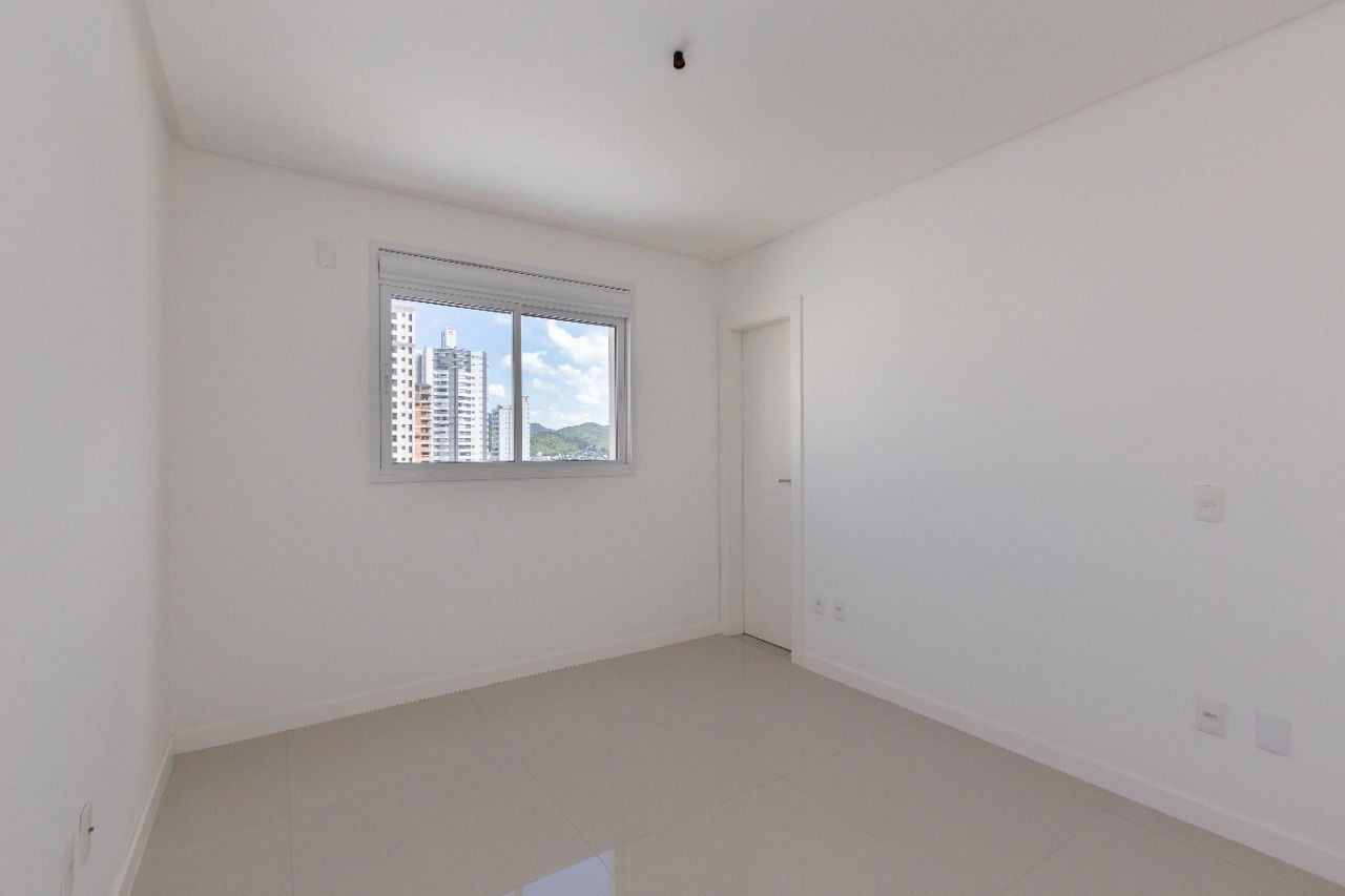 Apartamento em Pronto para morar em Balneário Camboriú/SC com 150,48m² área privativa sendo 4 suítes 3 vaga de garagem, área de lazer completa