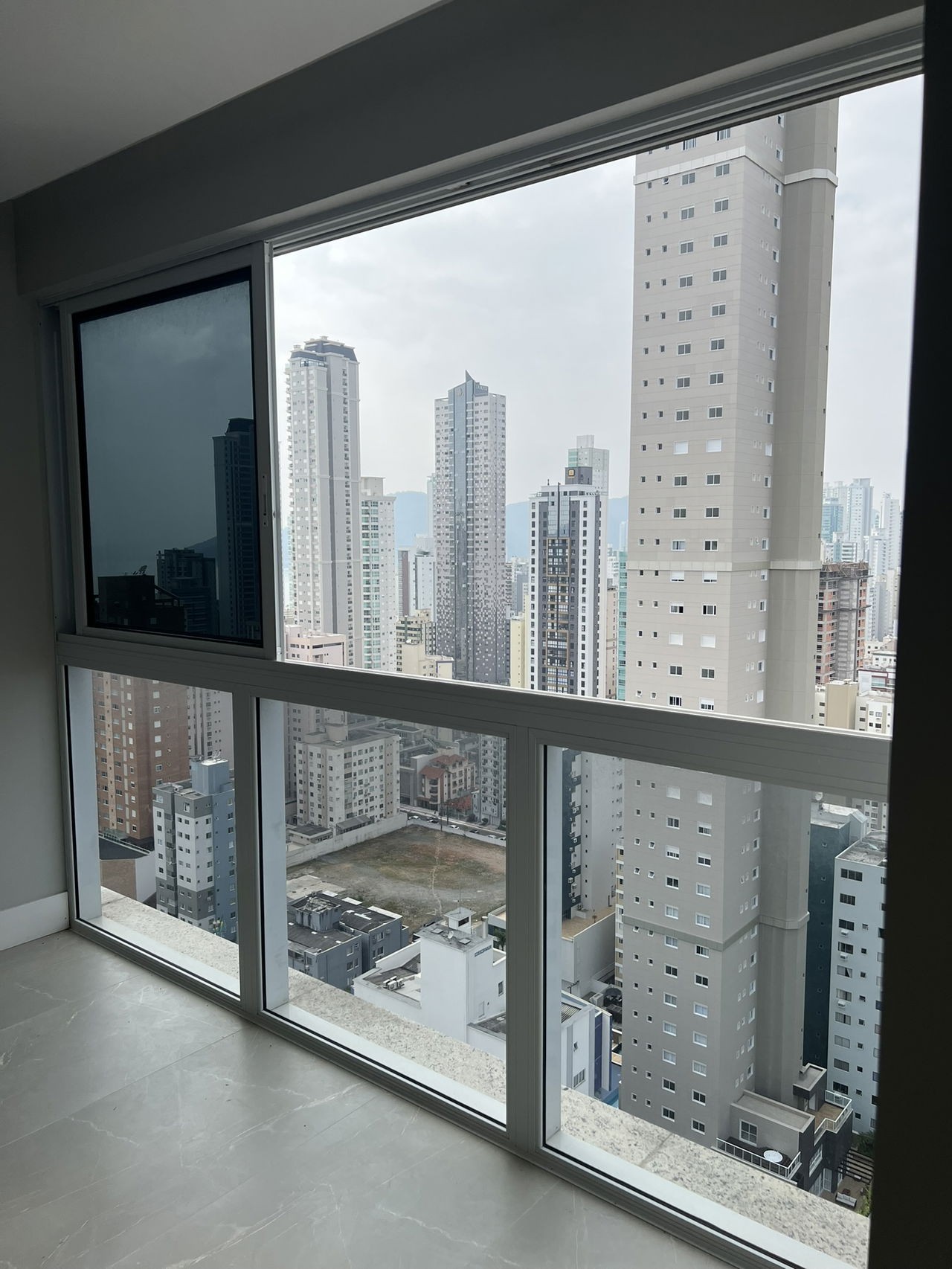 Apartamento Pronto para Morar em Balneário Camboriú, Centro com 143,72m² área privativa, com 4 dormitórios sendo 2 suítes, 2 vagas de garagem