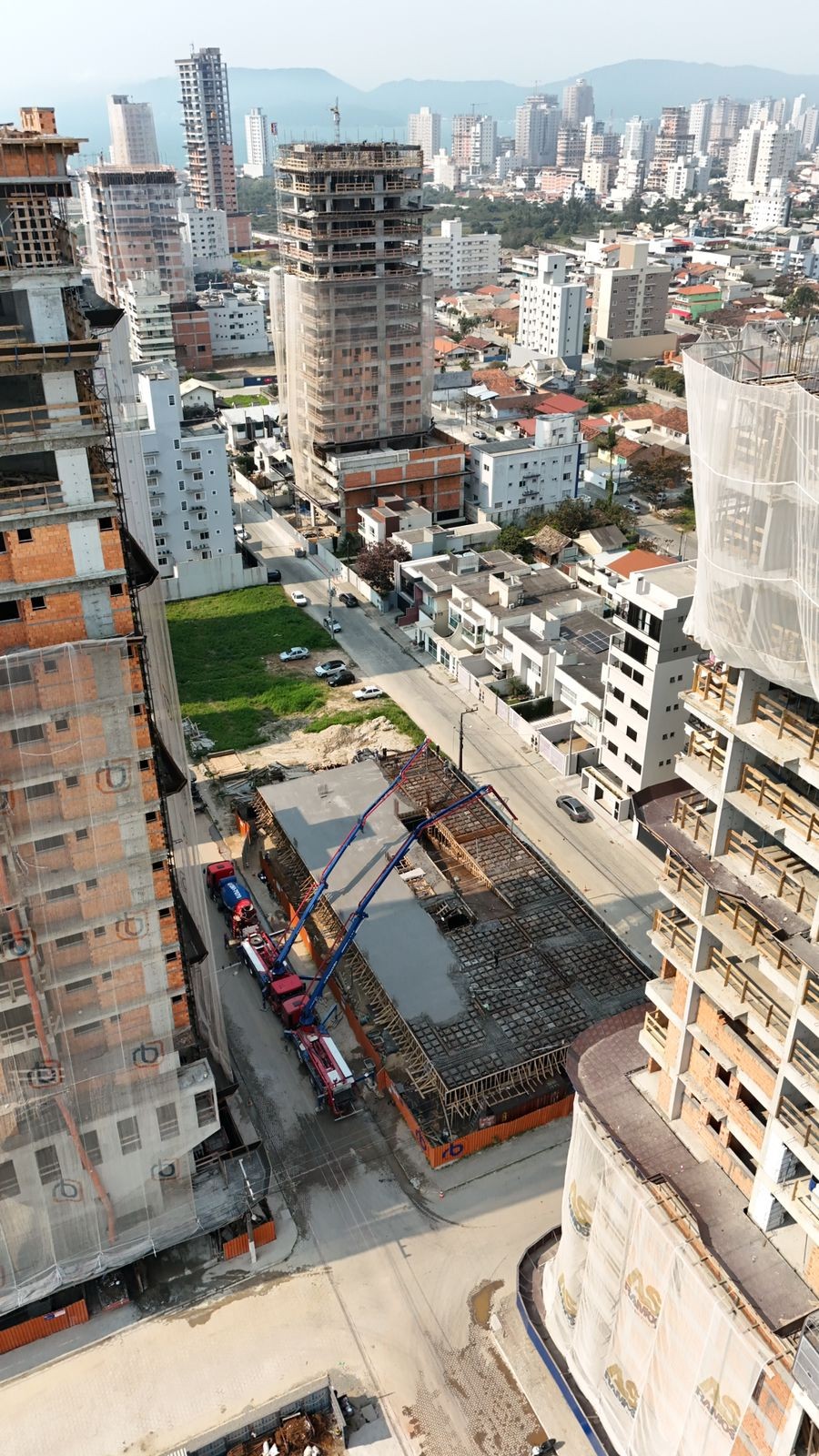 Apartamento em Construção em Porto Belo/SC com 76,70m² área privativa sendo 2 suítes, 1 vaga de garagem