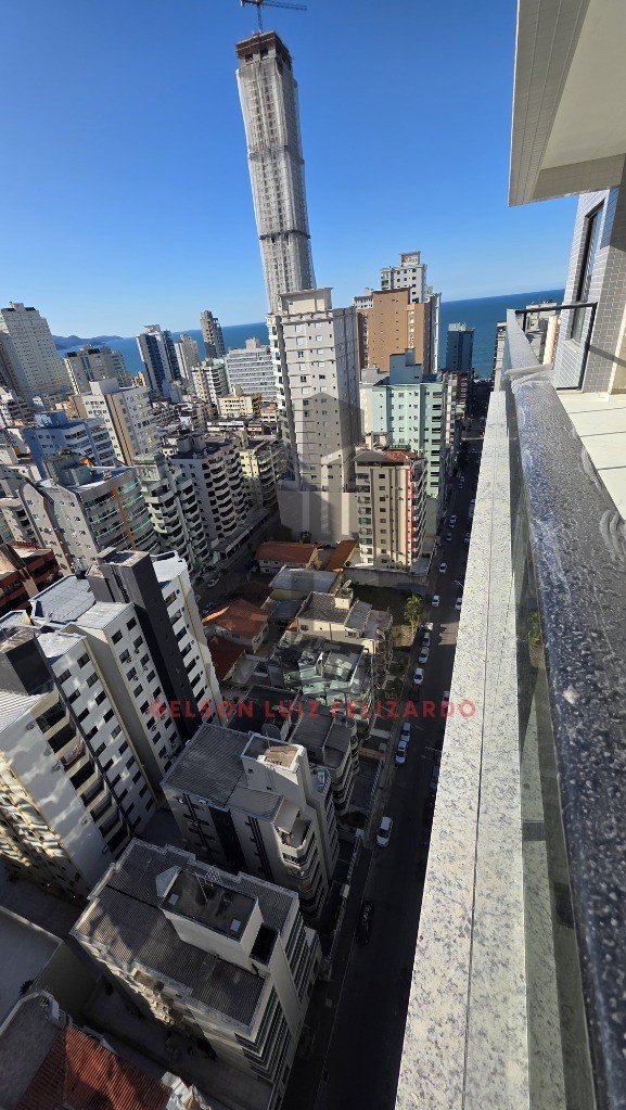Apartamento de Alto Padrão na cidade de Itapema/SC, no bairro Meia Praia, com 3 Suítes e 2 Vagas de Garagem. Com 160m². Localização Privilegiada.