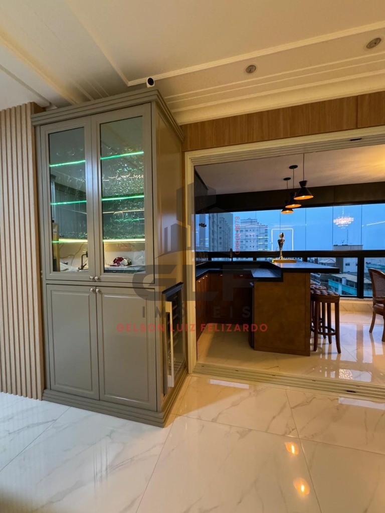 Apartamento de Alto Padrão em Itapema/SC, bairro Meia Praia, com 4 suítes, sendo uma master com closet e hidromassagem e 3 vagas de garagem.
