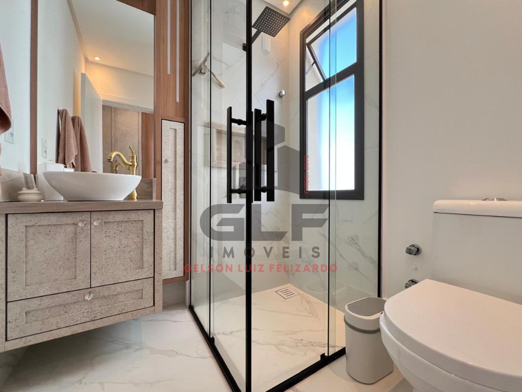 Apartamento de Alto Padrão em Itapema/SC, bairro Meia Praia, com 4 suítes, sendo uma master com closet e hidromassagem e 3 vagas de garagem.