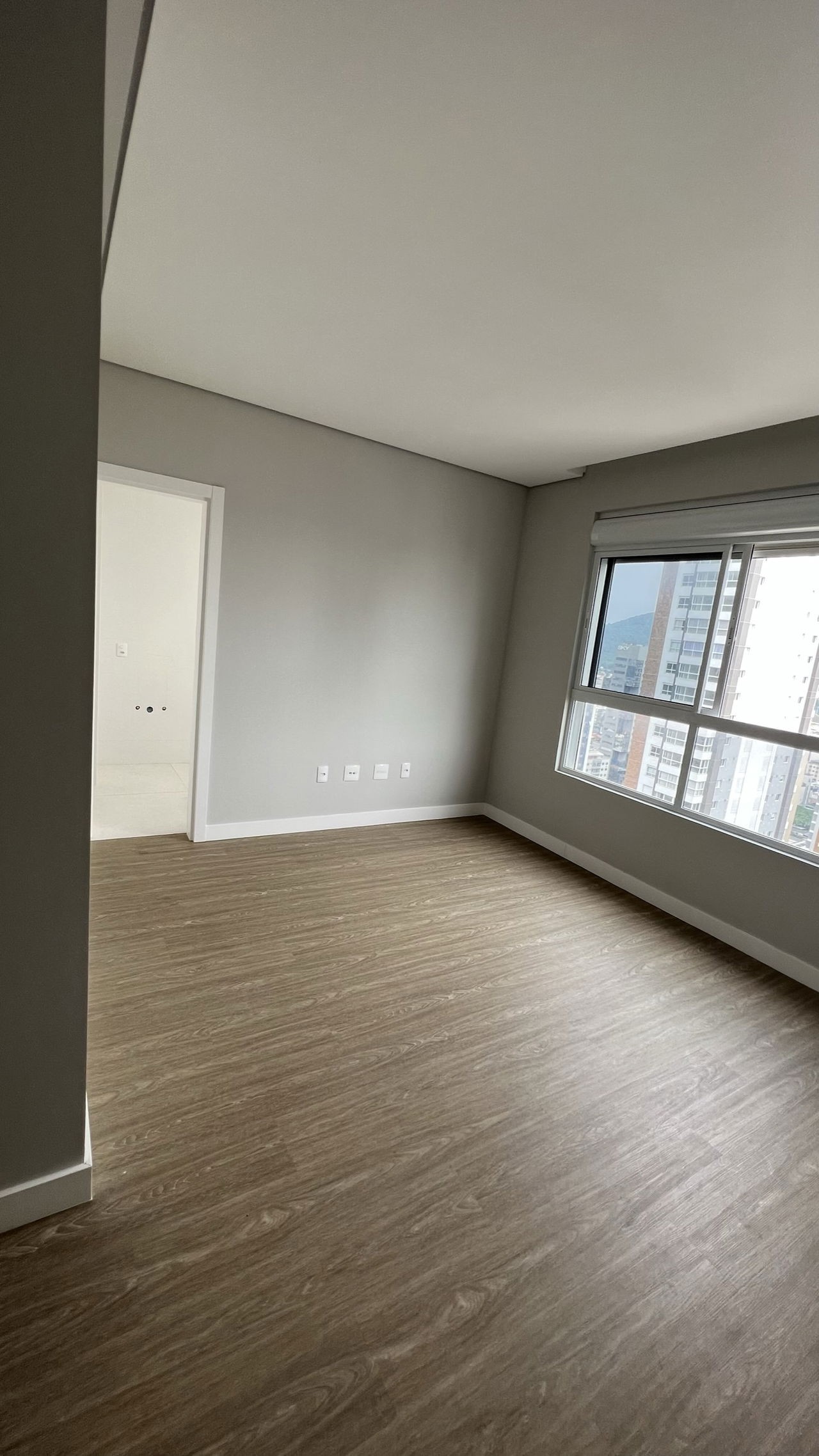 Apartamento Pronto para Morar em Balneário Camboriú, Centro com 143,72m² área privativa, com 4 dormitórios sendo 2 suítes, 2 vagas de garagem
