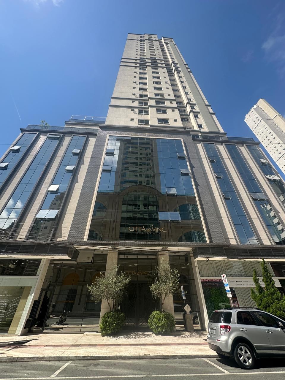 Apartamento Pronto para Morar em Balneário Camboriú, Centro com 143,72m² área privativa, com 4 dormitórios sendo 2 suítes, 2 vagas de garagem