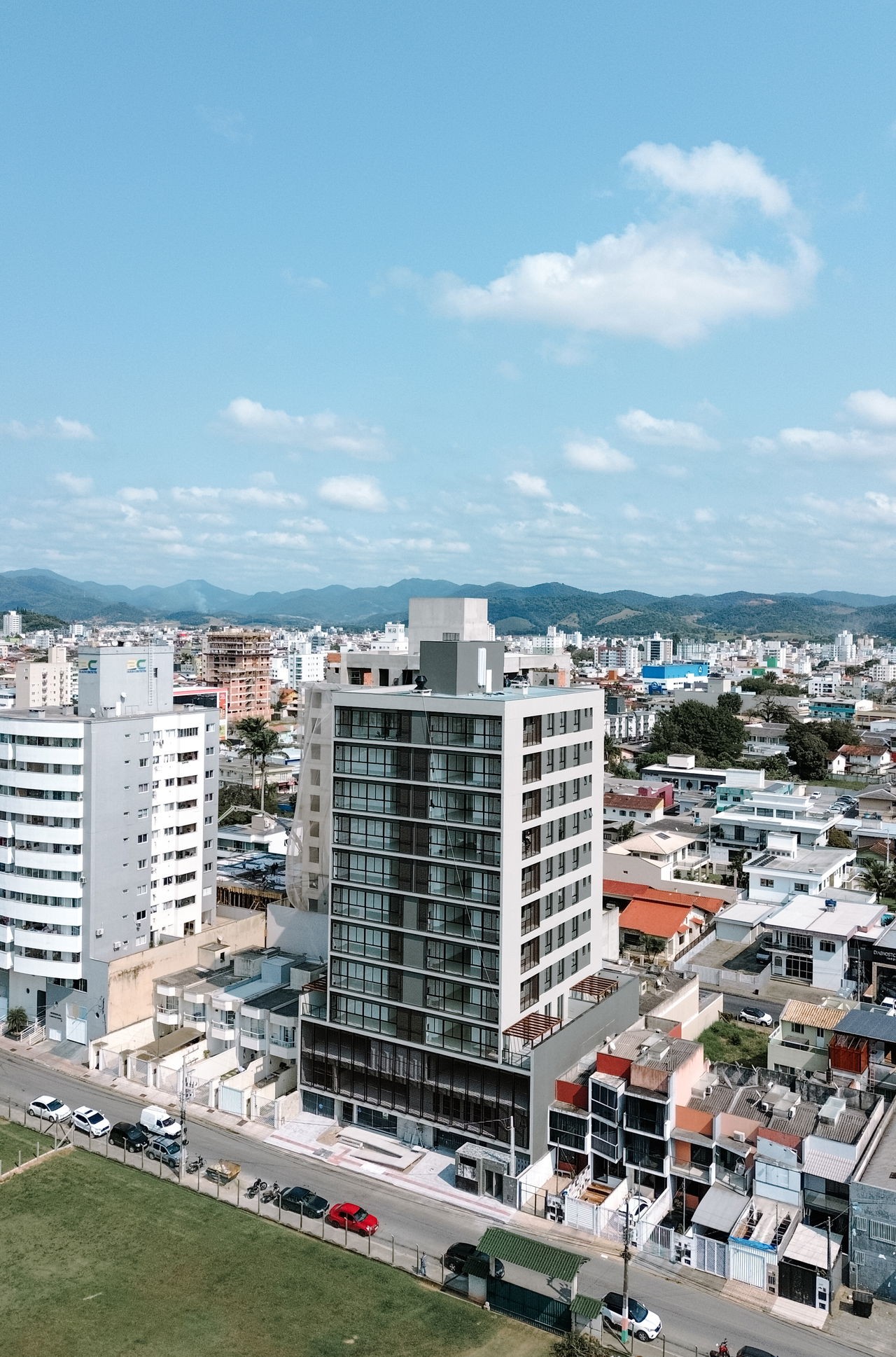 Apartamento Pronto em Camboriú/SC com 90,79m² área privativa, com 3 dormitórios sendo 1 suíte,2 vagas de garagem, área de lazer completa