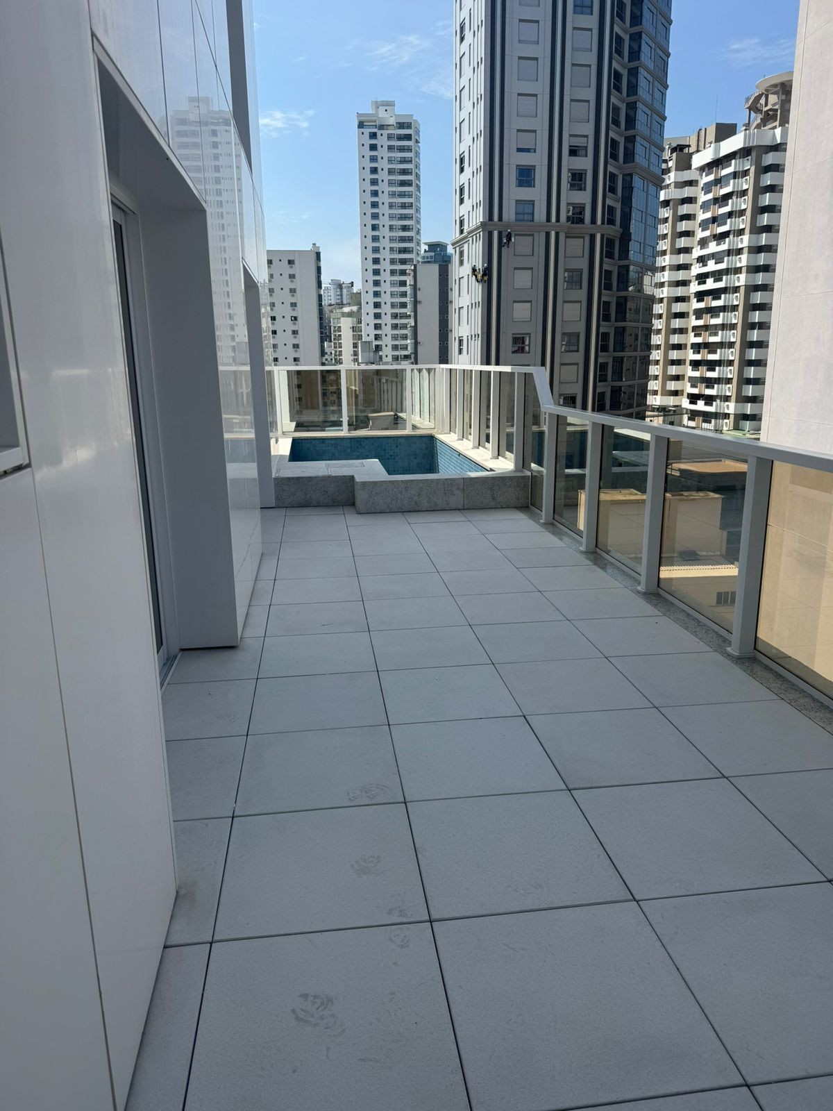 Apartamento Pronto em Balneário Camboriú/SC Centro com 4 suítes 3 vagas de garagem, área de lazer completa