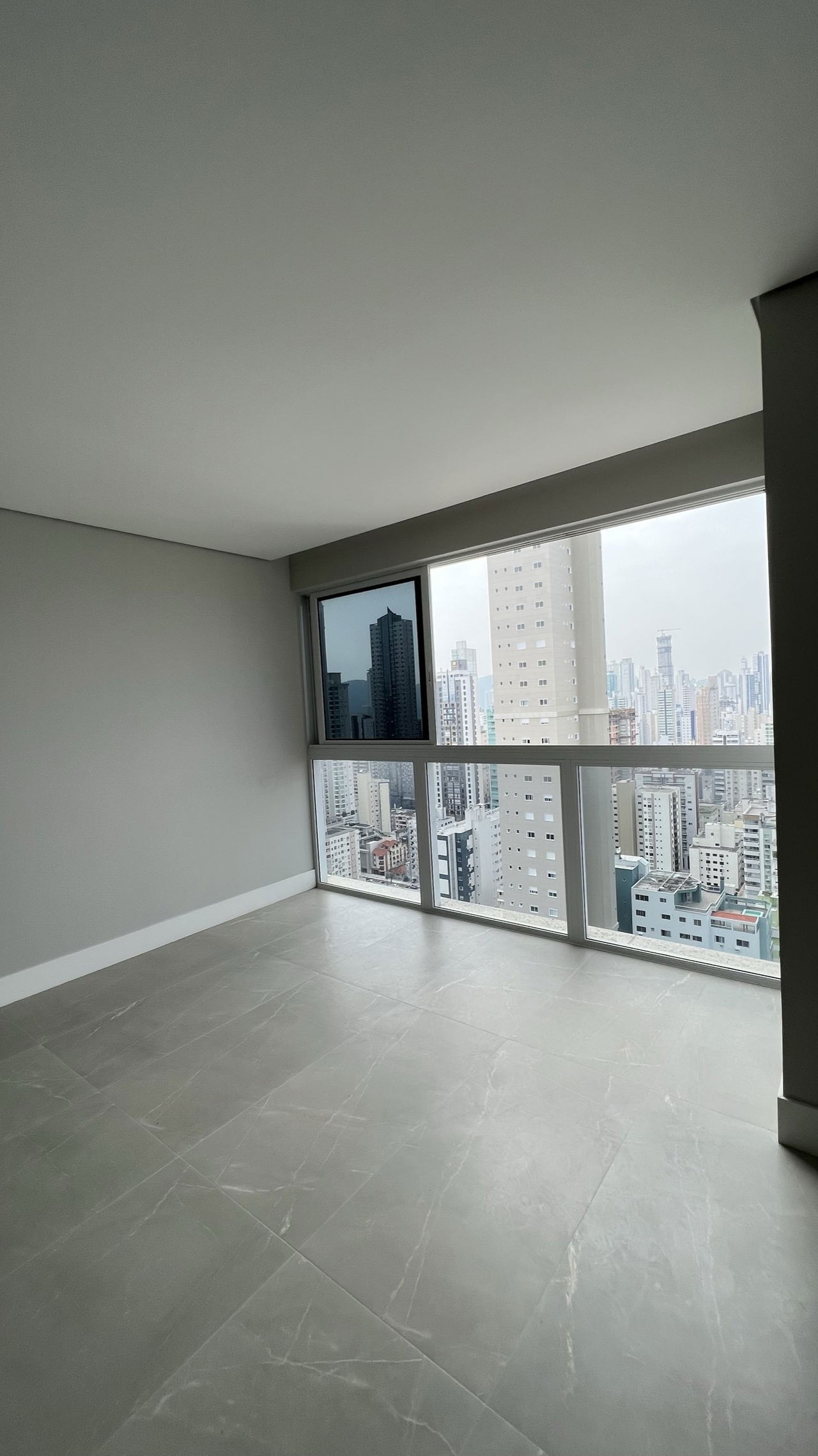 Apartamento Pronto para Morar em Balneário Camboriú, Centro com 143,72m² área privativa, com 4 dormitórios sendo 2 suítes, 2 vagas de garagem