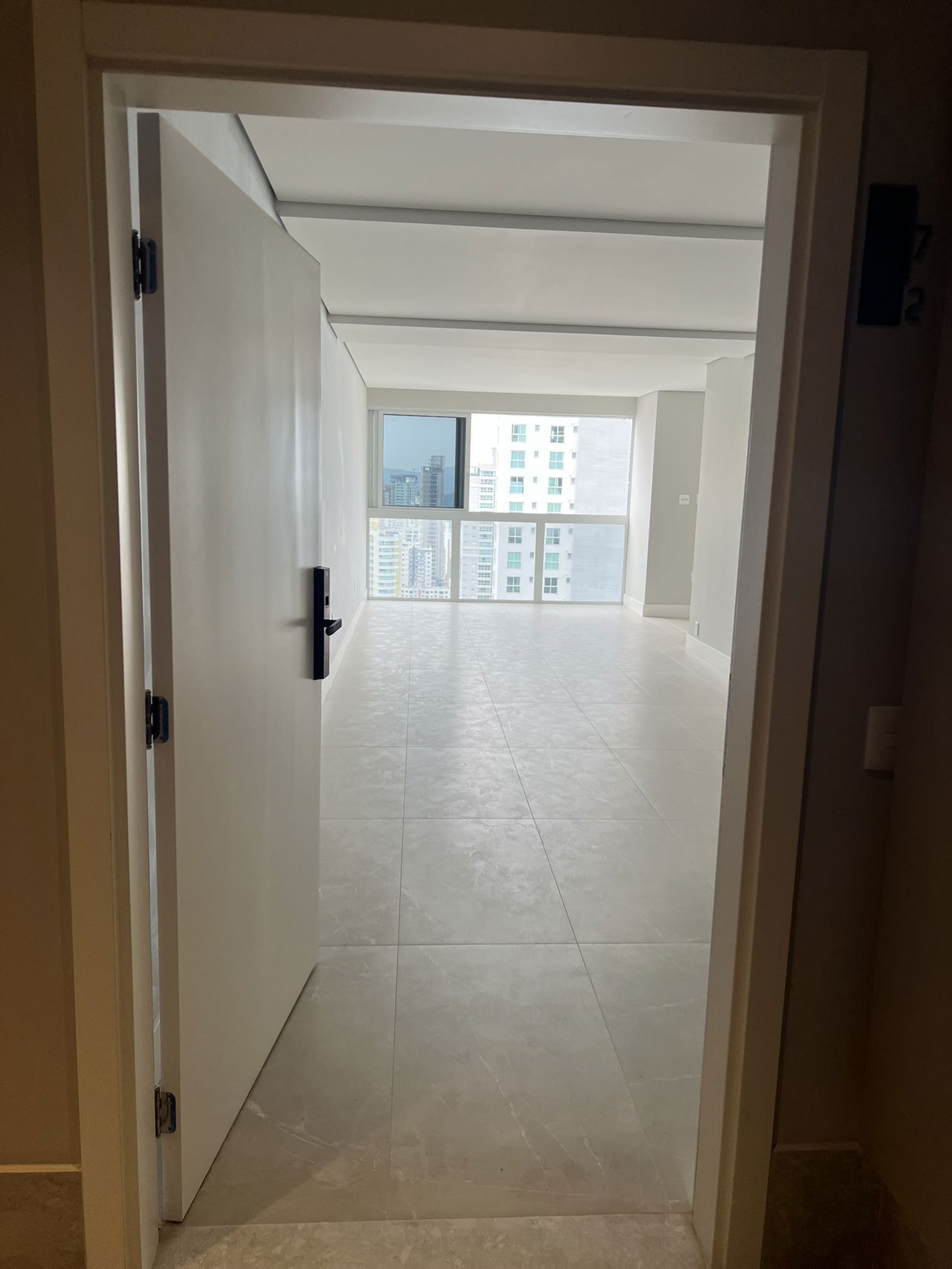 Apartamento Pronto para Morar em Balneário Camboriú, Centro com 143,72m² área privativa, com 4 dormitórios sendo 2 suítes, 2 vagas de garagem