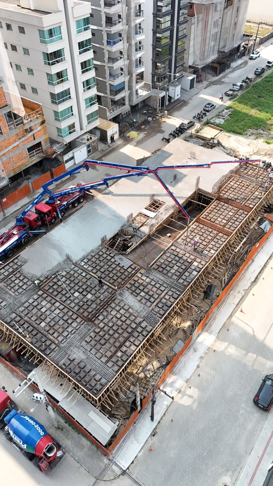 Apartamento em Construção em Porto Belo/SC com 76,70m² área privativa sendo 2 suítes, 1 vaga de garagem