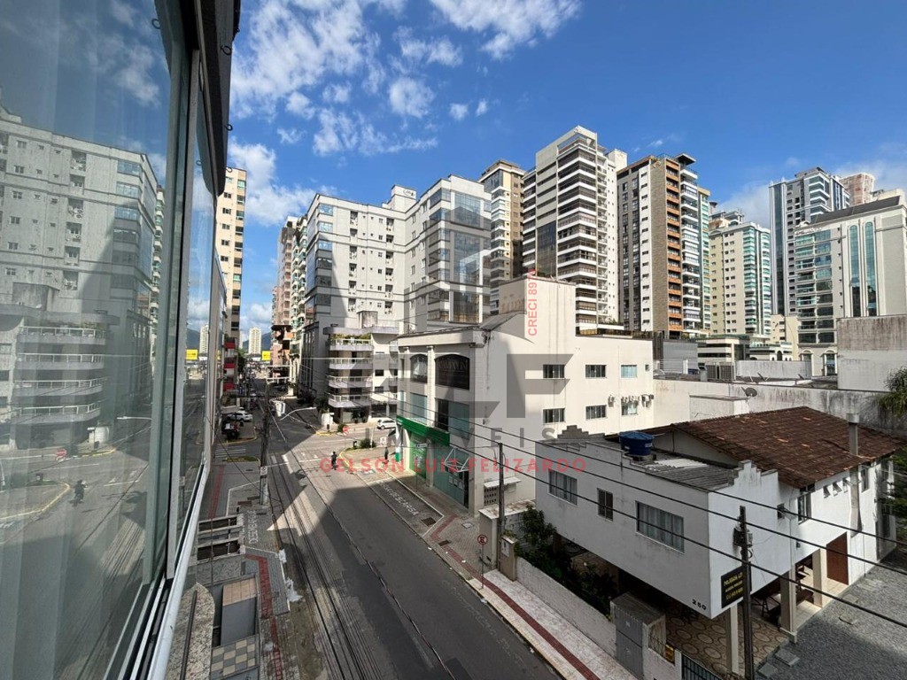 Apartamento Mobiliado em Itapema/SC no bairro Meia Praia, 129m² com3 dormitórios sendo 1 suíte e 1 Vaga de garagem. Bem localizado. Investir
