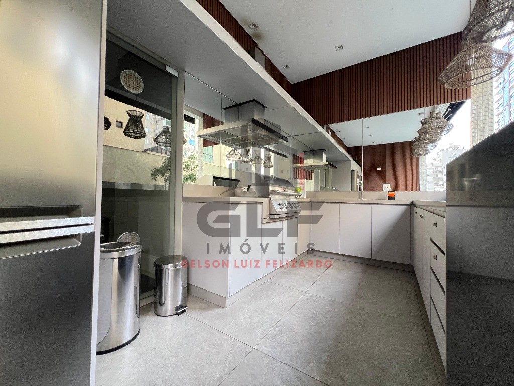 Apartamento de Luxo na cidade de Itapema/SC no bairro Meia Praia, 2 suítes e 2 demi suítes com 2 Vagas de garagem, com Lazer Completo. Bem localizado